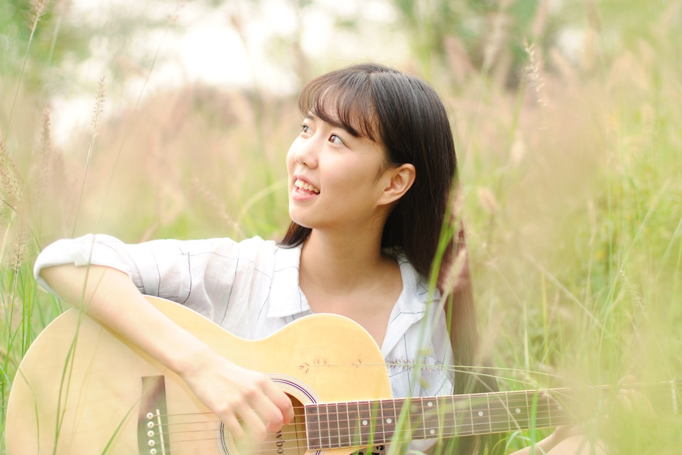 俏皮女孩的户外吉他弹唱唯美小清新图集,清纯美女,